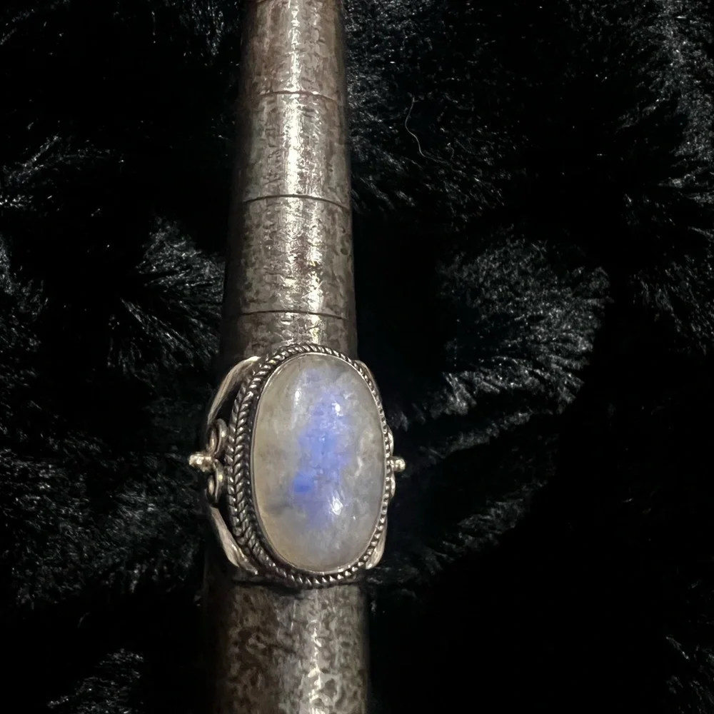 Elegant Silver Moonstone Stone Ring - Picture 1 of 4